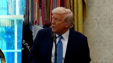 トランプ氏、ＦＲＢ議長を「解任するつもりない」　批判のトーン後退　改めて利下げ要求