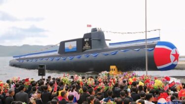 金正恩の核ミサイル潜水艦 「沈没」恐れ潜れないまま