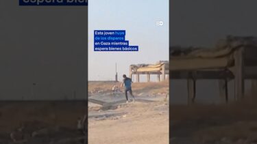 Joven de Gaza huye de los disparos cerca de un centro de ayuda humanitaria