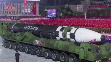 🇰🇵 北朝鮮、新型ICBMを披露　軍事パレードで「最強の核兵器」と強調
