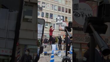 国のために移民政策問題について語る人の後ろで、なんて事をするんだ…。あなたはこれを見てどう思いますか？コメントで教えて下さい。 #しばき隊 #河合ゆうすけ