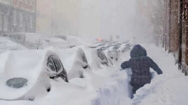 Extreme weather in Canada!! Ontario buried in snow, thousands without power