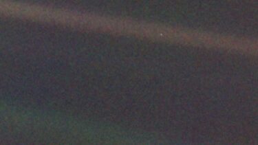 지구는 어두워지고 있다