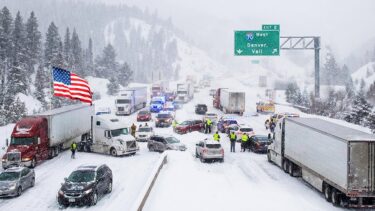 Colorado, USA! Extreme Weather Chaos Snowstorm Causes i 70 Crashes & Hazardous
