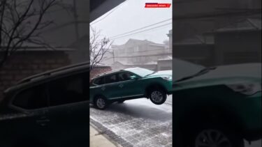 異常気象：大雪と強風で車が浮き上がりそうになる事態 #extreme #weather #snow #storm