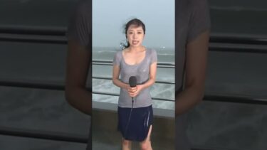波に打たれても、放送は止まらない #気象リポーター #天気中継 #暴風雨 #shorts