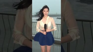 荒れる海を背に続く気象報道