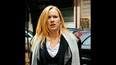 調査官が、世界で戦争と暗殺を資金援助する国際銀行を追い詰める。